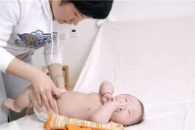 宝宝红屁股 该不该用爽身粉？图片