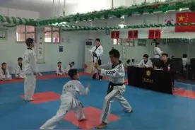 学跆拳道被打骨折 被高年级学生推打学校不给说法置之不理图片