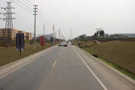 电三轮转弯疏于观察闯下大祸图片
