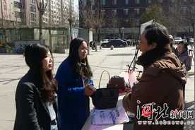 《阳光理政》《阳光问法》进社区 面对面受理网友咨询图片