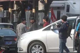 八姨太现身上海拍戏，王力宏遭疯狂粉丝贴条示爱！图片