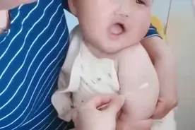 宝宝去打疫苗居然对医生卖萌，后来两针扎下去，哭的那叫一个委屈图片