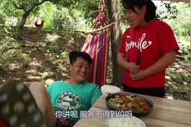 胖妹跟大洋的生活真是安逸，听着小曲儿，荡着秋千，两人说说笑笑图片