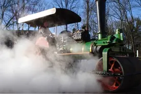 驾驶100年前的蒸汽压路机是什么感觉？图片