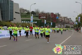 重庆国际马拉松赛万州站江南杯热身赛开跑 4500余选手参与图片