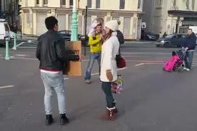 国外街头实验：亲一下我，今天是情人节，看看路人会不会亲上去视频封面