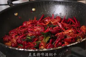 小伙简述炒小龙过程，这样炒出来的小龙虾，味道非常鲜美视频封面