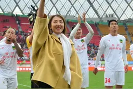 智诚美女老总现身球场 肯定球队表现亲带队谢场图片