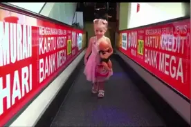 国外宝宝厉害了，带着自己的洋娃娃，开车出去逛街兜风视频封面