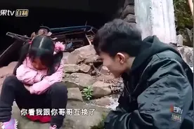 变形记 哥哥走后妹妹很是伤心，陈新颖硬是拿丽姐没办法摔书包视频封面