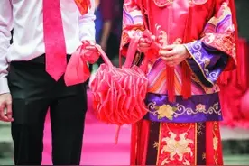 在祠堂结婚 接受数千年文化的祝福图片