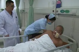 渭南一男子深夜上厕所 疑似被狼咬穿嘴唇视频封面