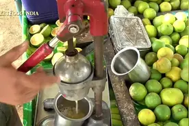 印度街边鲜榨橙汁，七八个橙子榨一杯，还在加糖加冰真不错