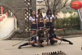 Sunshine组合MV近照亮瞎 露脐装超短裙尺度大开图片