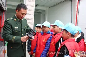 日照消防兵秀穿衣绝活 60多名小记者争相体验图片