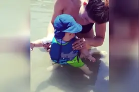 小宝宝每次碰到水都面露惊恐，双手发抖，这小表情也没谁了视频封面