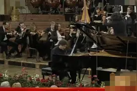 中国《东方红》激荡在奥地利维也纳 钢琴家 殷承宗