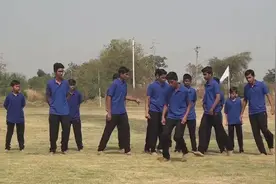 操场叠人塔，最瘦的人往往在最上面！