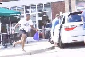 爆笑国外抽凳子恶搞，把人摔得狗吃屎，活该被追着打视频封面