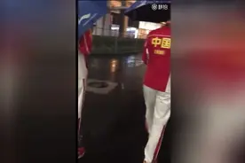抓拍！袁心玥这么宠惠若琪，下雨了走进大楼，竟亲自帮她收伞！视频封面
