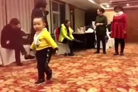 萌娃睿睿跳广场舞，这一看就知道是奶奶带大的，跳的真好视频封面