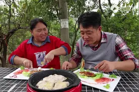 胖妹给大洋做“香煎鸡排”，摆盘精致，谁知大洋无意扯出前女友图片