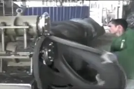 旧汽车轮胎回收再利用，打成粉末可卖钱