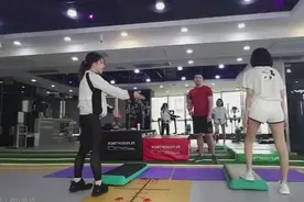 冯提莫用自己人视角拍摄健身过程，女助理腿好美，教练笑了视频封面
