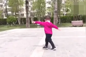 广场舞小王子睿睿带来荷塘月色，奶奶：可以做领舞了！视频封面
