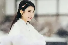 IU的成长史（国民妹妹）到（制作人）IU这一路是这样走来的视频封面