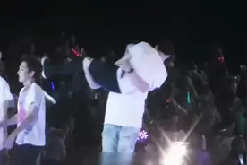 神童哥真喜欢张艺兴啊！竟然这样公主抱他，艺兴害羞到捂脸啊！视频封面