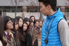 老师处罚上学迟到的学生，结果被女学生的话给说懵了，全是套路