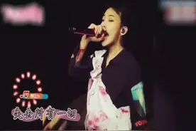 权志龙澳洲演唱会，下台撩妹近乎被亲到视频封面