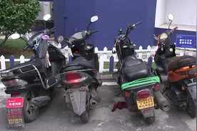 交警严查摩托车闯禁，五人因无证驾驶被拘视频封面