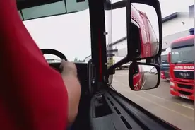 资深的大货车司机都是怎么打方向盘倒车的 驾驶员视角感受下