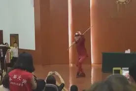 太经典了！一段六小龄童在成都大学的精彩演讲视频封面