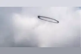 无奇不有！大连海滩上空现“巨型黑圈”，网友：上帝吐烟圈了图片