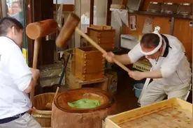 日本老爷子实力炫快手，默默打麻糍