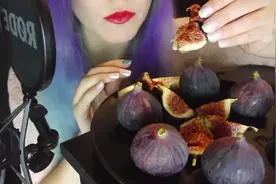 国外美女吃新鲜无花果