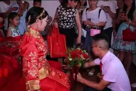 真实婚礼 新娘不让新郎亲亲 现场好尴尬视频封面