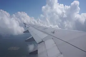 四分钟实拍飞机起飞到进入云层的全过程视频封面