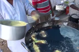 为什么印度炸辣椒的油那么黑，是炸多了还是用的特殊油？