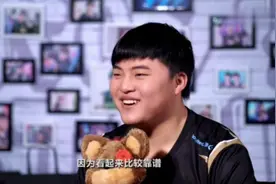 皇话3 RNG队员出去旅游爱带uzi的原因是这个！我狗扎心啦视频封面