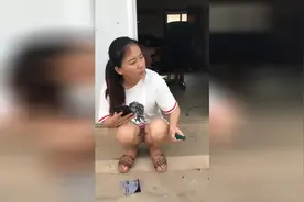 女汉子就爱玩毛毛虫，还说晚上吃掉它视频封面