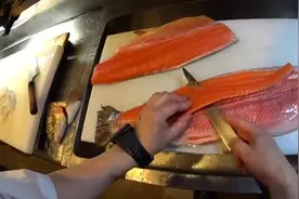 这条鱼的肉竟然是红色的！好神奇！切成一条一条的跟胡萝卜一样！视频封面