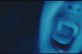 女孩像是鬼附体似的，死死掐住男朋友脖子视频封面