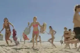 一群漂亮姑娘在海边晒太阳，吃人的鲨鱼突然出现，太恐怖了视频封面