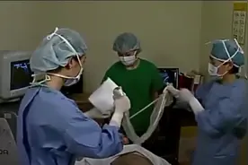 胎儿在孕妇子宫里里是这样活动的 看着还挺顽皮