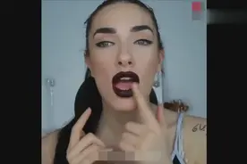 外国一美妆博主直播卸妆全过程，原来卸妆也可以如此轻巧