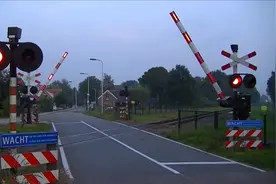 德国的火车穿过马路，红绿灯是 亮点，够人性化视频封面